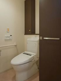 広々としたトイレの空間。動きやすいよう手すりや、非常時の呼び出しボタンを設置し、安全に配慮している。