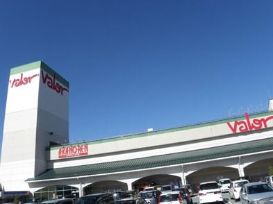 施設の近くには、スーパーなど商業施設がたくさんある。散歩をしながらお買い物の時間を楽しむことができる。