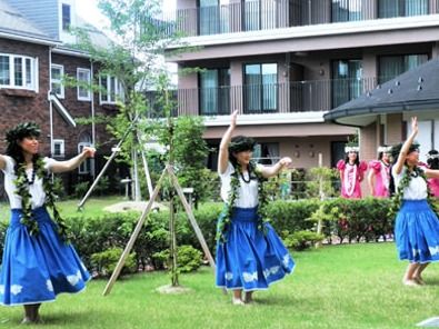 入居者様が毎年楽しみにしているイベント、夏祭りの様子。踊りやコンサートが開かれ、笑顔があふれている。