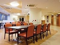 リビングには落ち着いた配色の家具が設置されている。余裕を持った家具の配置で、車椅子をご利用の方でもスムーズに行き来可能。