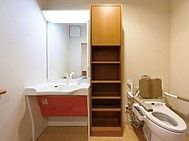 トイレは広く手すりも付いているので、一人でも安心して使用できる。洗面台はフットレスタイプなので、車椅子をご利用の方にも便利である。