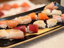 イベントでは握りずしを用意している。入居者様からの人気も高い。新鮮でおいしい料理を楽しんでいただける。