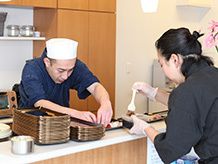 職人二人が寿司を握っている様子。施設内で調理することで新鮮で本格的な料理を美味しく召し上がっていただける。