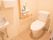 全居室にトイレを完備している。壁には立ち座りをサポートする手すり、緊急ボタンを設置している。洗面台もあり、便利に利用できる。