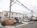 白とベージュのナチュラルな外観である。周辺環境は住宅街で、閑静である。敷地内には駐車場を完備している。