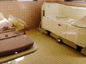 介助の必要な入居者様も安心して入ることができる機械浴の装置