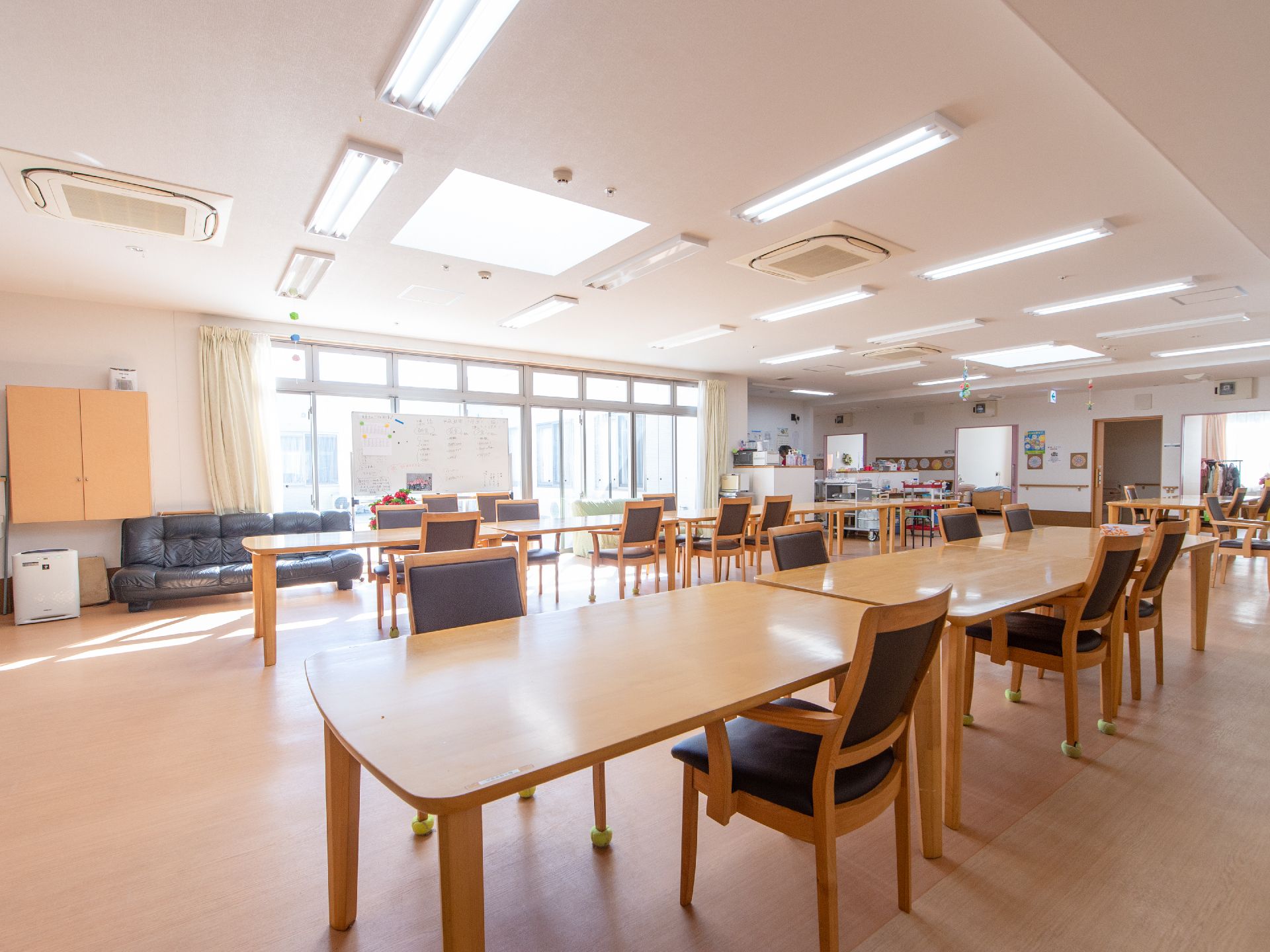 壁がなく、居室が並ぶ廊下と一続きの広々としたダイニングスペース