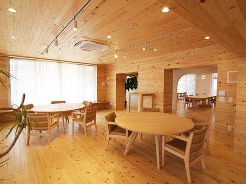 木目が美しい共有スペースは、入居者様が食事やティータイムなどに利用できる。自然と人が集まる場所となっている。