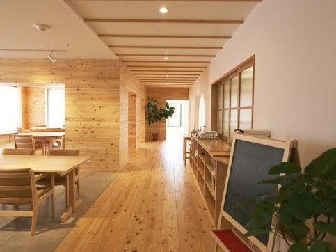 館内はすべてバリアフリー仕様となっている。手すりをつけているため、入居者様の負担を軽減し、安全に移動できる。