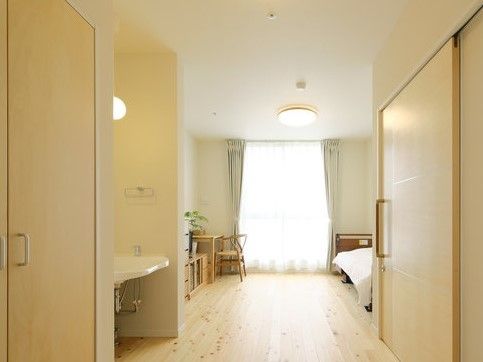 入居者様が愛用していた家具を持ち込むことができる。家具を置かれても圧迫のないよう、スペースに余裕のある部屋となっている。
