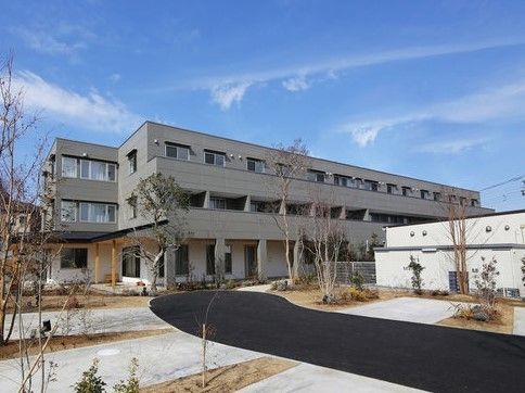 庭が手入れされており、自動車の利用も快適な構造になっている。広く大きな施設で、落ち着いた雰囲気である。