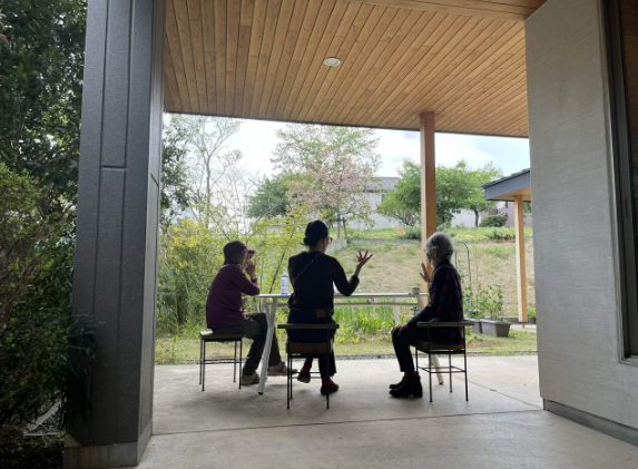 居心地の良いテラスでの会話