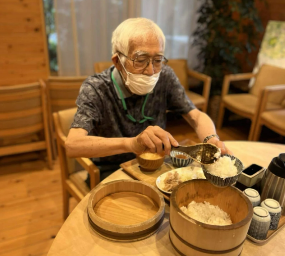食事の様子の居室