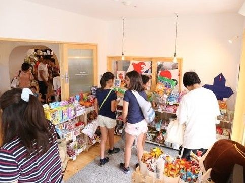 施設内に駄菓子が多く並べられている。子供達と一緒になって駄菓子の購買を楽しんでいる。施設外の多くの人との交流が盛んである。