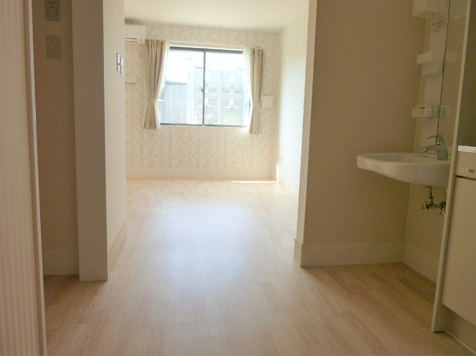 部屋全体はクリーム色系統でまとまっており、温かみを感じることができる。床はフローリングになっている。