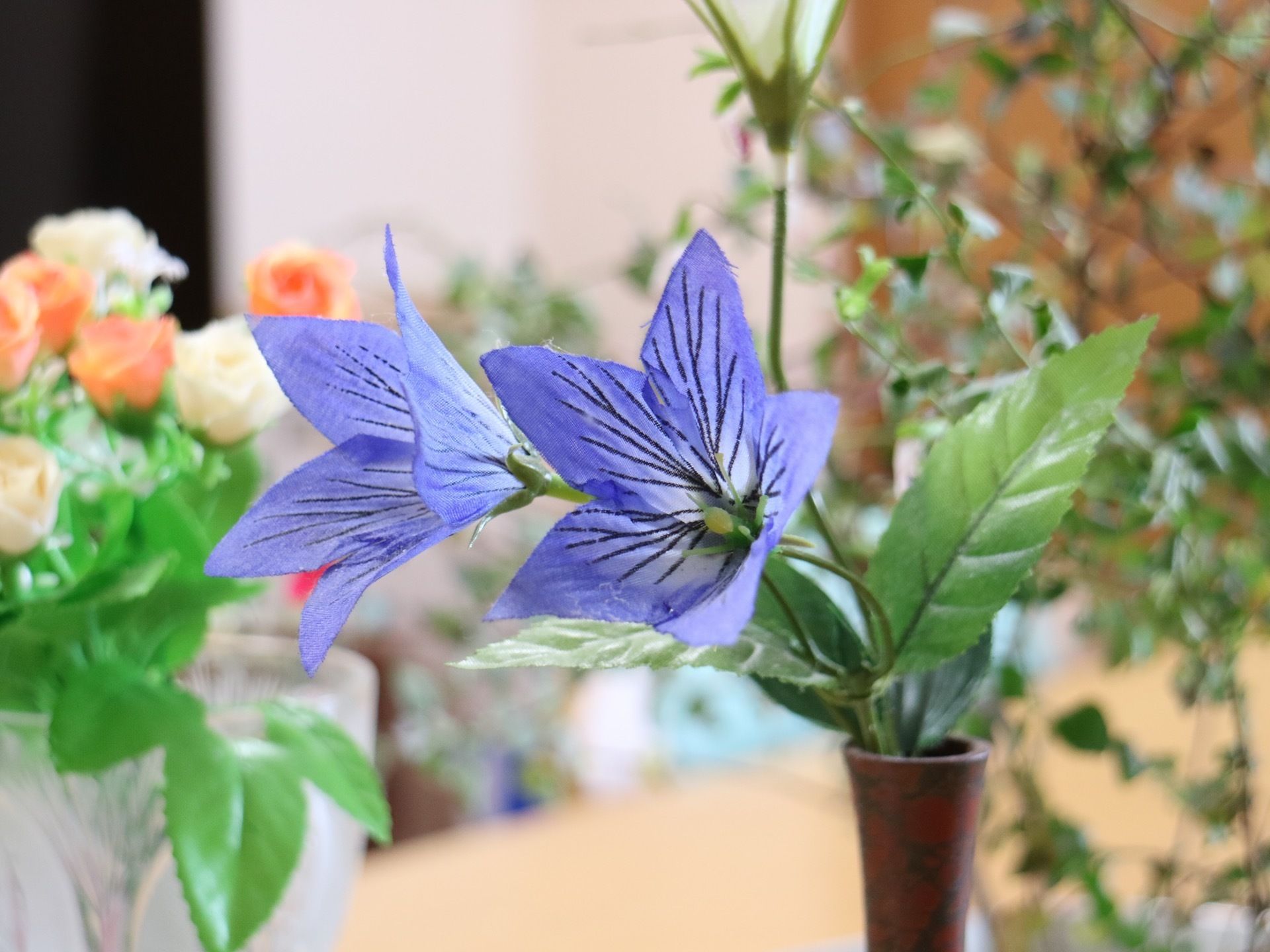 造花を飾り、ほっとできる空間を作り出している。施設内にいながら季節感のある生活することで、生き生きと過ごすことができる。