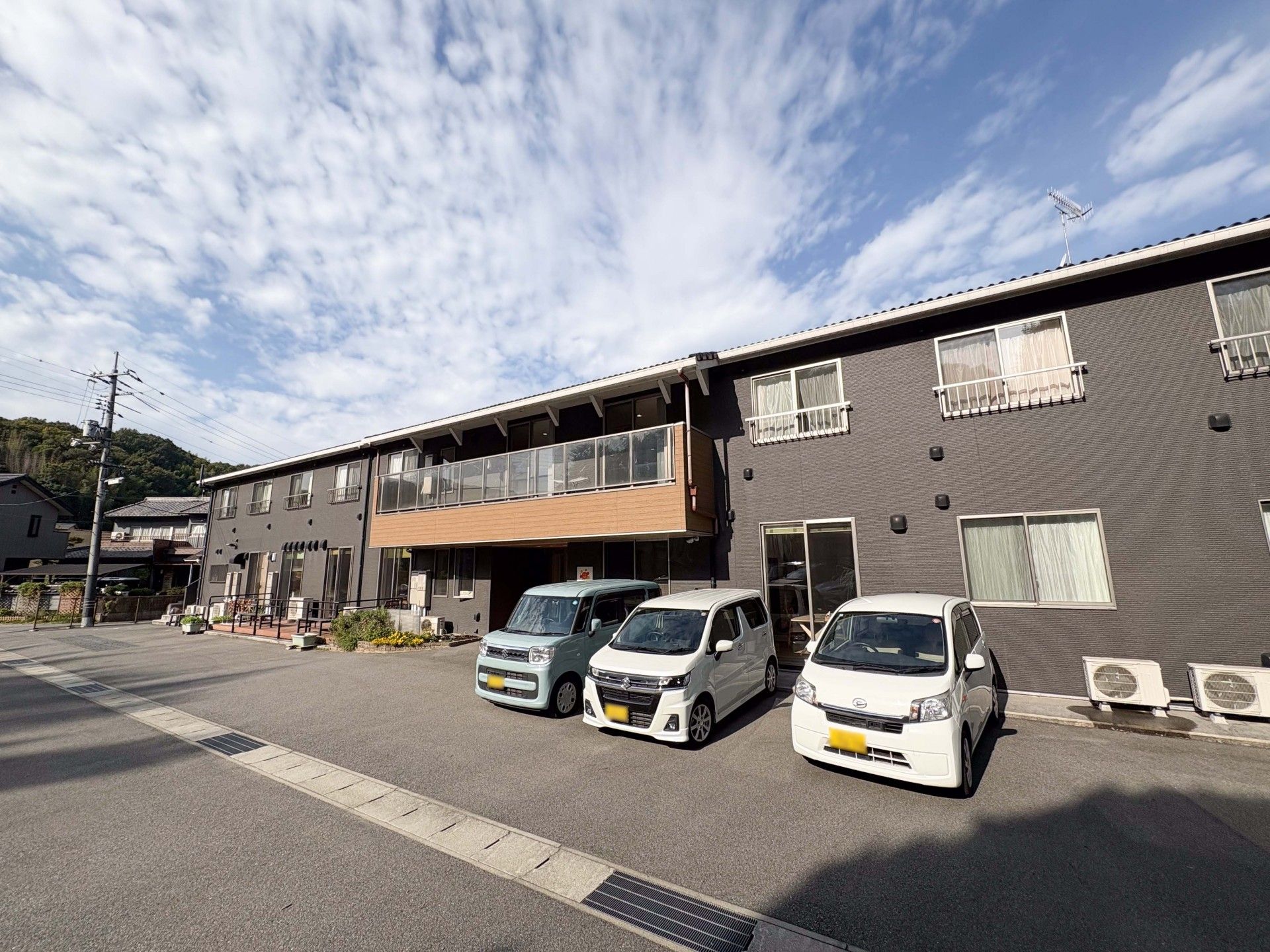 広い駐車場の建物外観