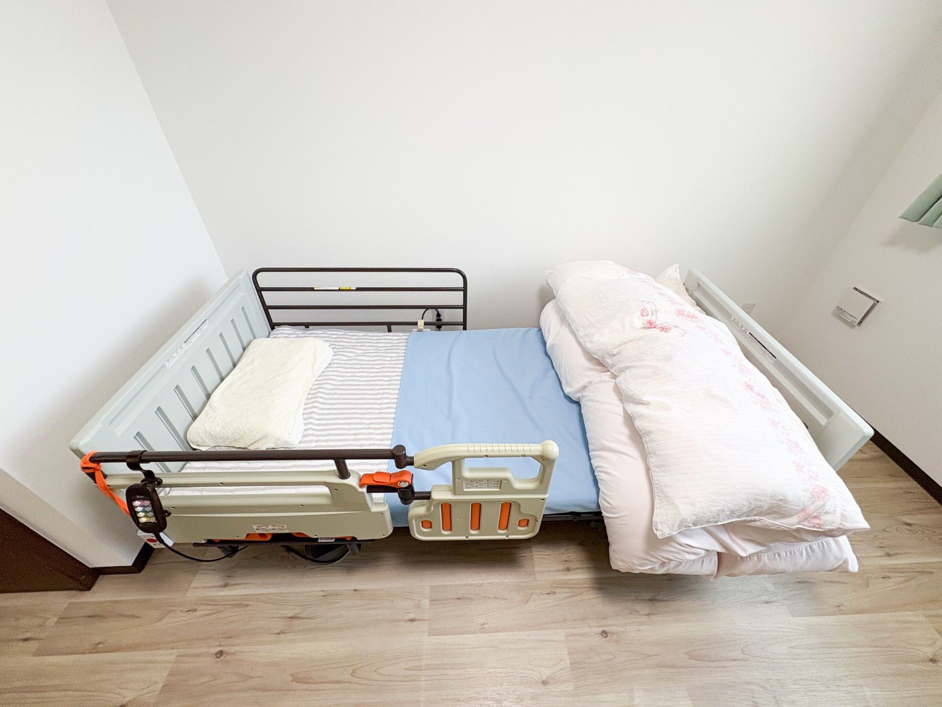 シンプルなベッドの部屋