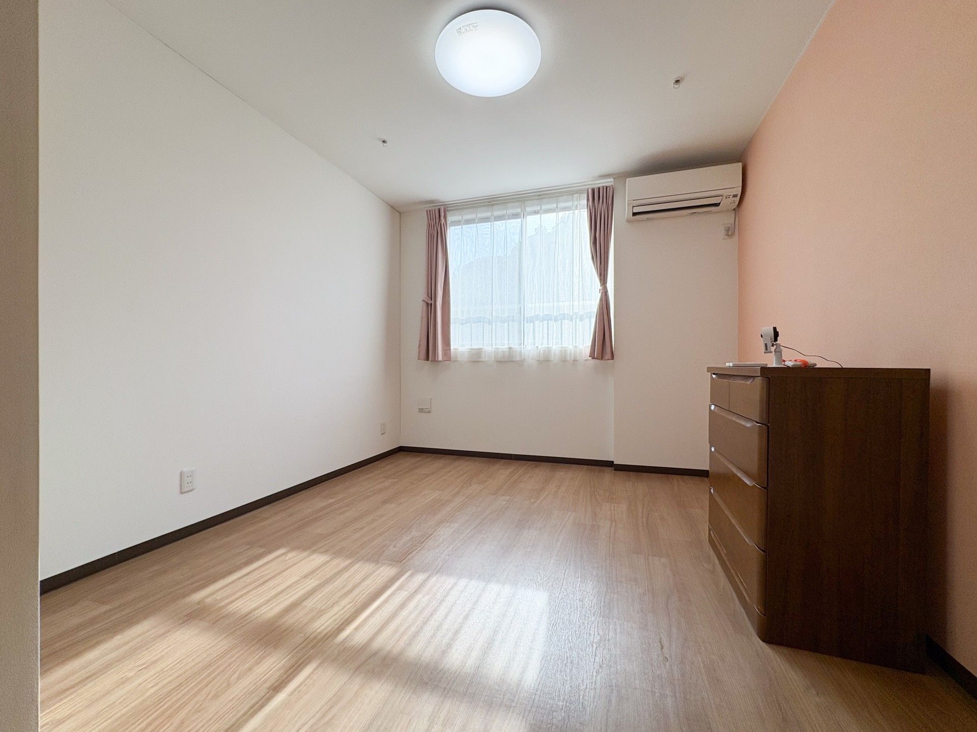 日差しが差し込む部屋