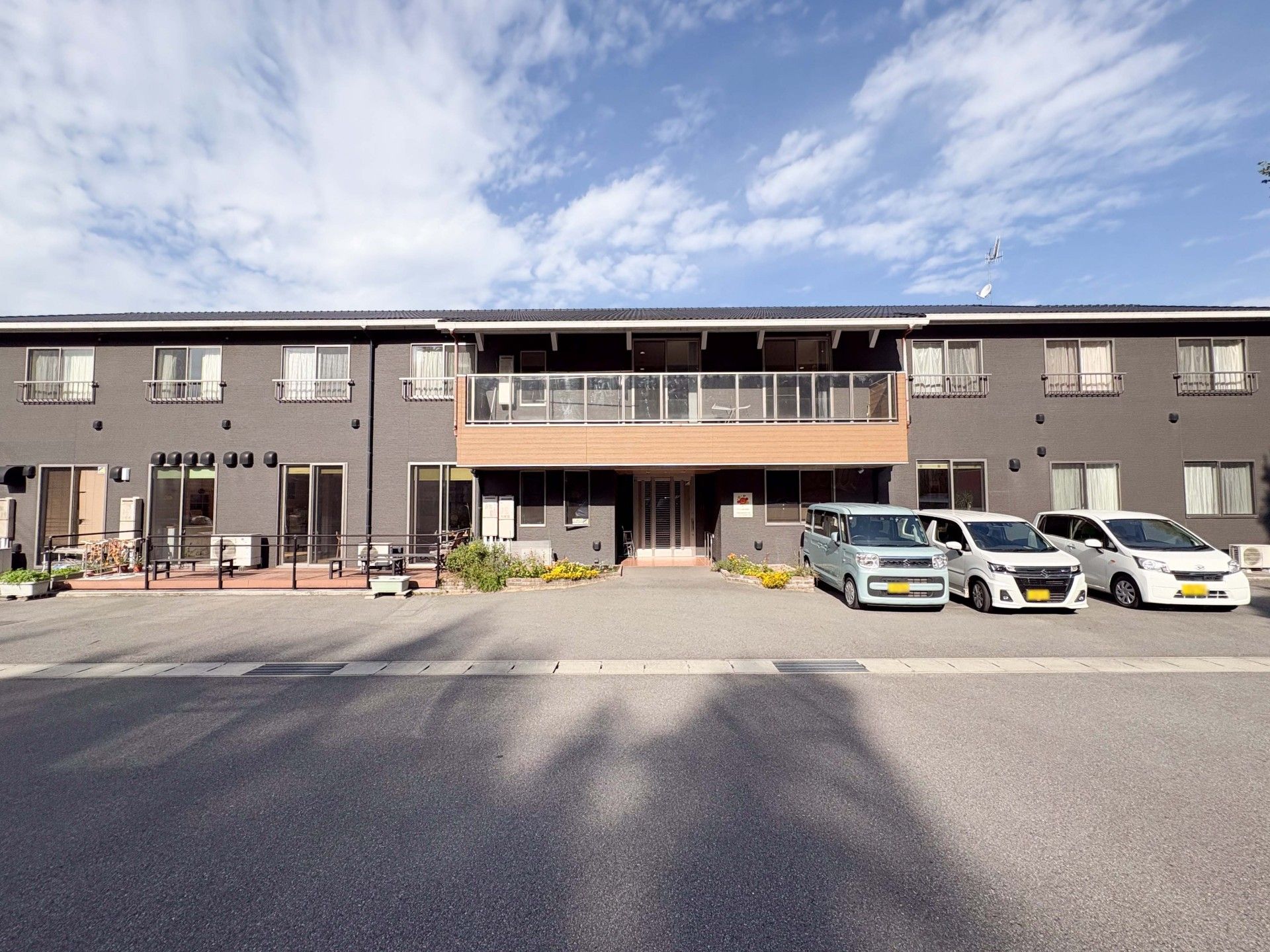 広い駐車場の建物外観