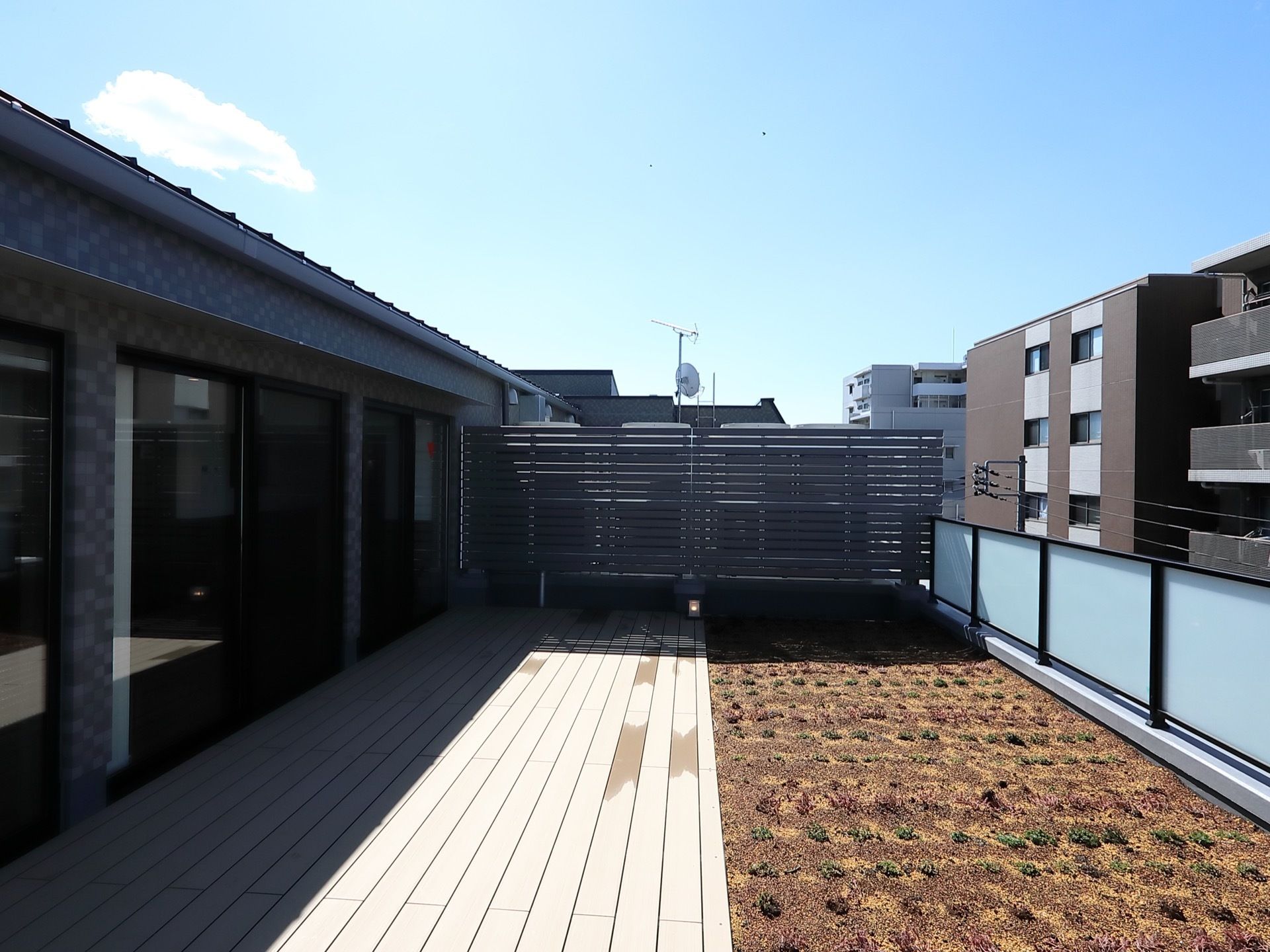最上階に広いバルコニーがある。周囲にビルなどの高層建築物がないため、良く陽が当たり、風通しも良好である