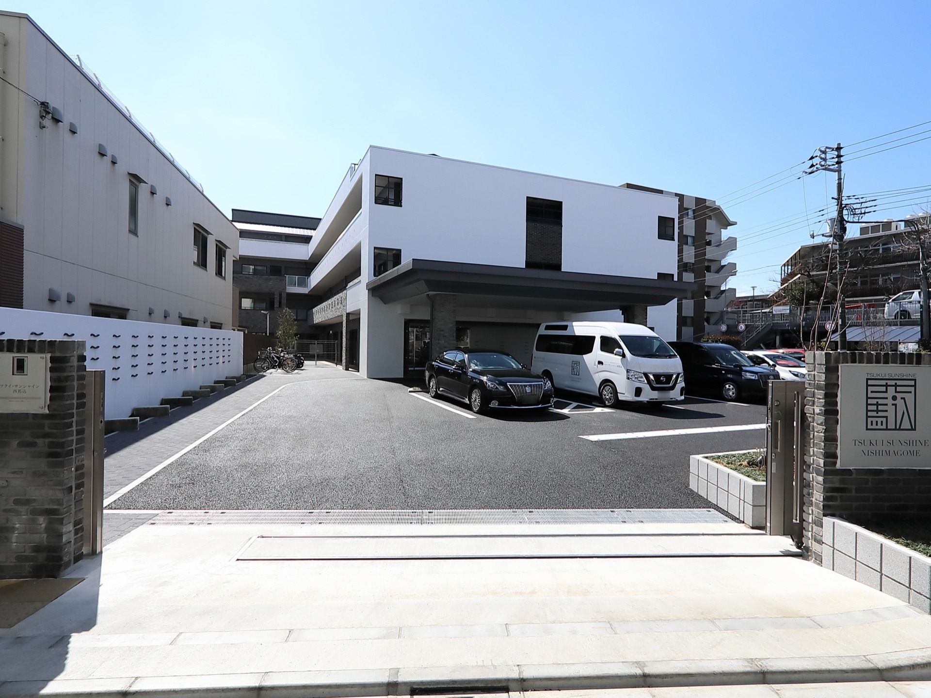 広々とした敷地が確保されており、駐車スペースがある。玄関前のスペースには屋根が設置されており、濡れずに移動することができる。