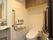 広いスペースのトイレである。温水洗浄便座が採用されており、快適に使用することができる。清掃が行き届いたきれいなトイレである。