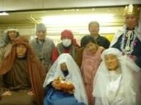 白いベールや茶色い布をかぶって仮装をしている、九名の入居者様