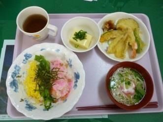 三色丼が主食で、天ぷらが主菜のボリュームのある食事