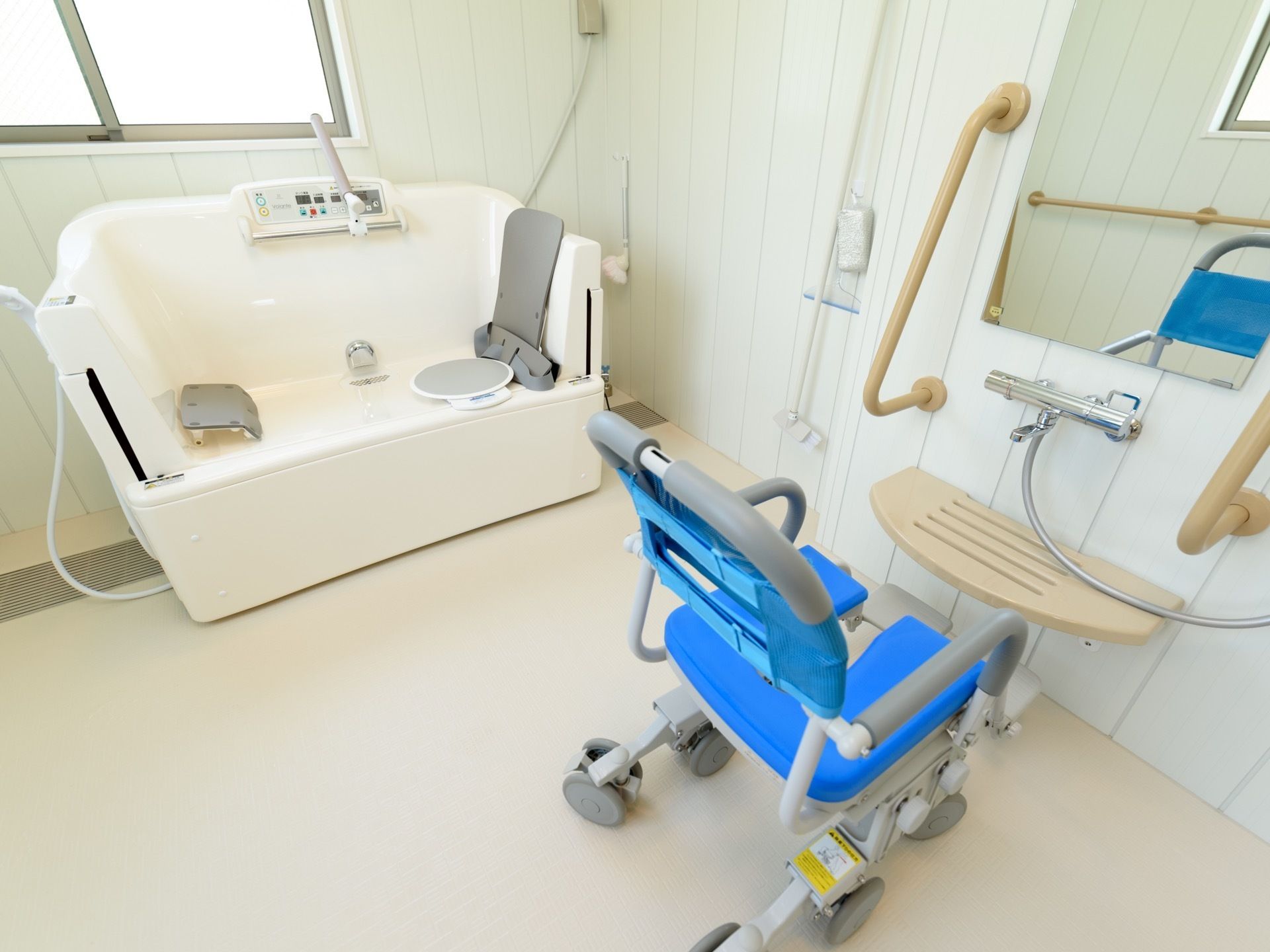 明るい浴室には機械浴槽を設置している。足腰に不安のある方もスタッフの介助を受けながら体を清潔に保つことができる。