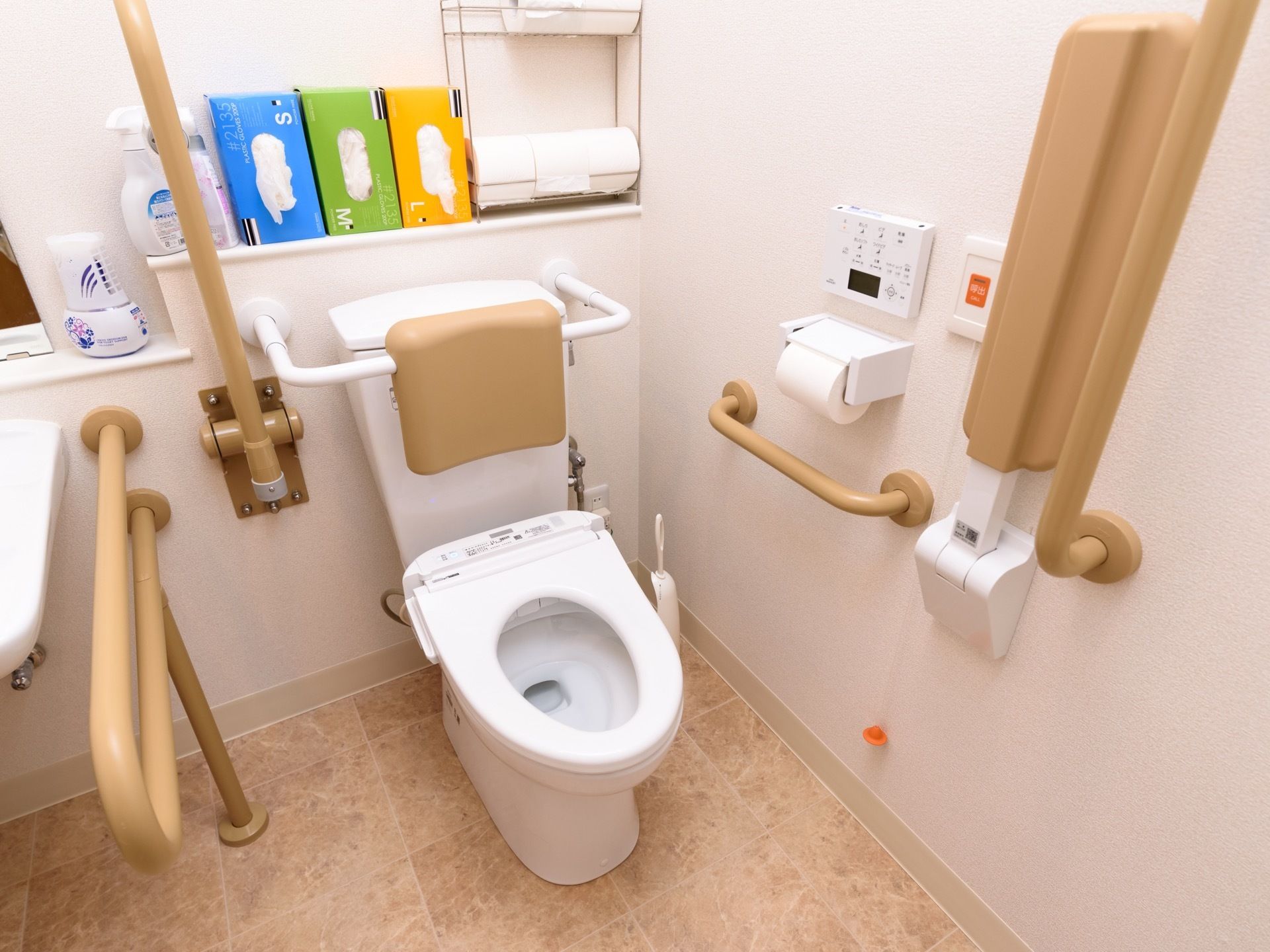 トイレは広々としており明るいスペースである。呼び出しボタンを設置しており、いざという時もすぐにスタッフに連絡することができる。