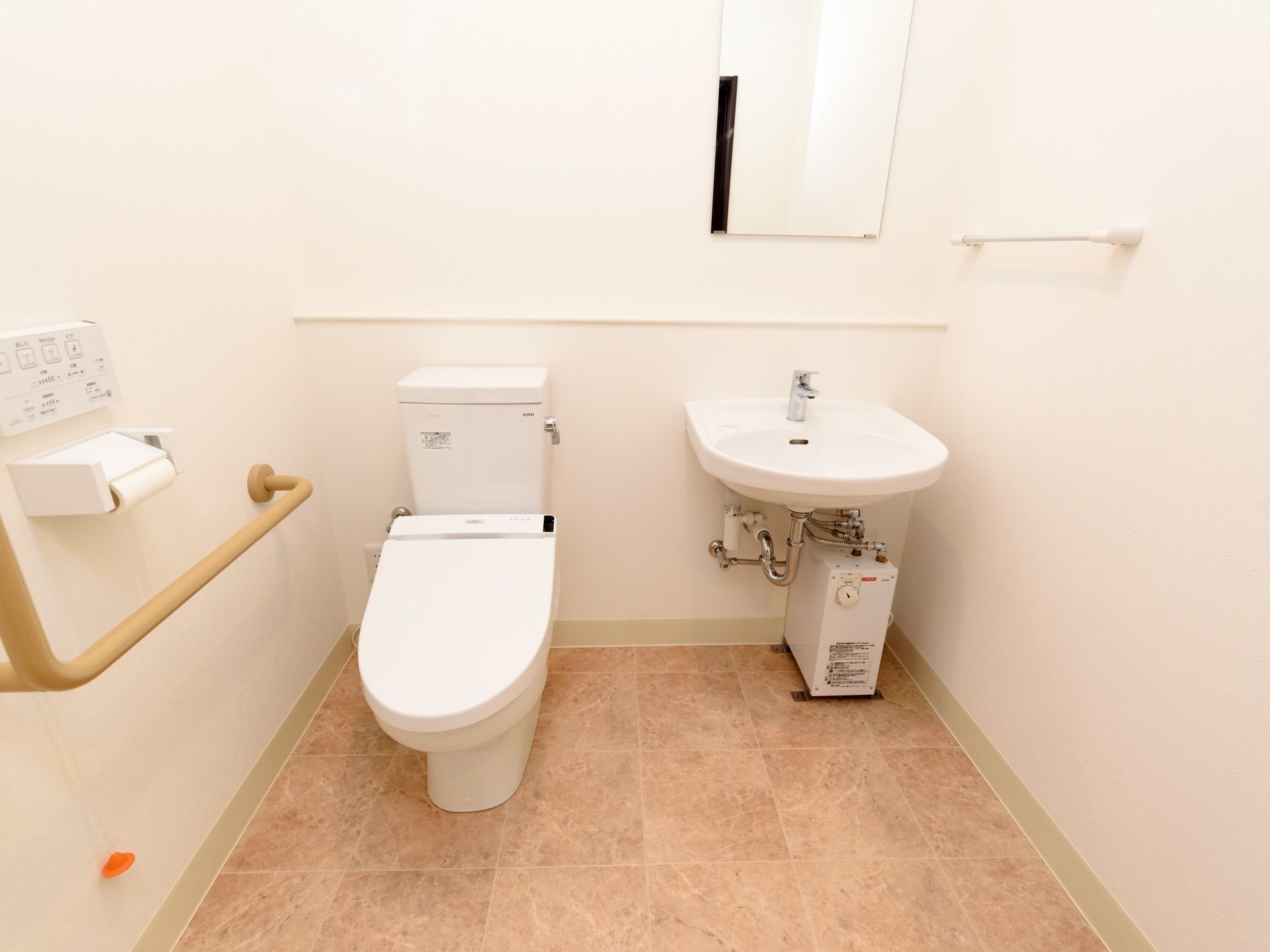 広いスペースがあるトイレである。壁には手すりを設置しており、体を支えながら安全に利用することができる。