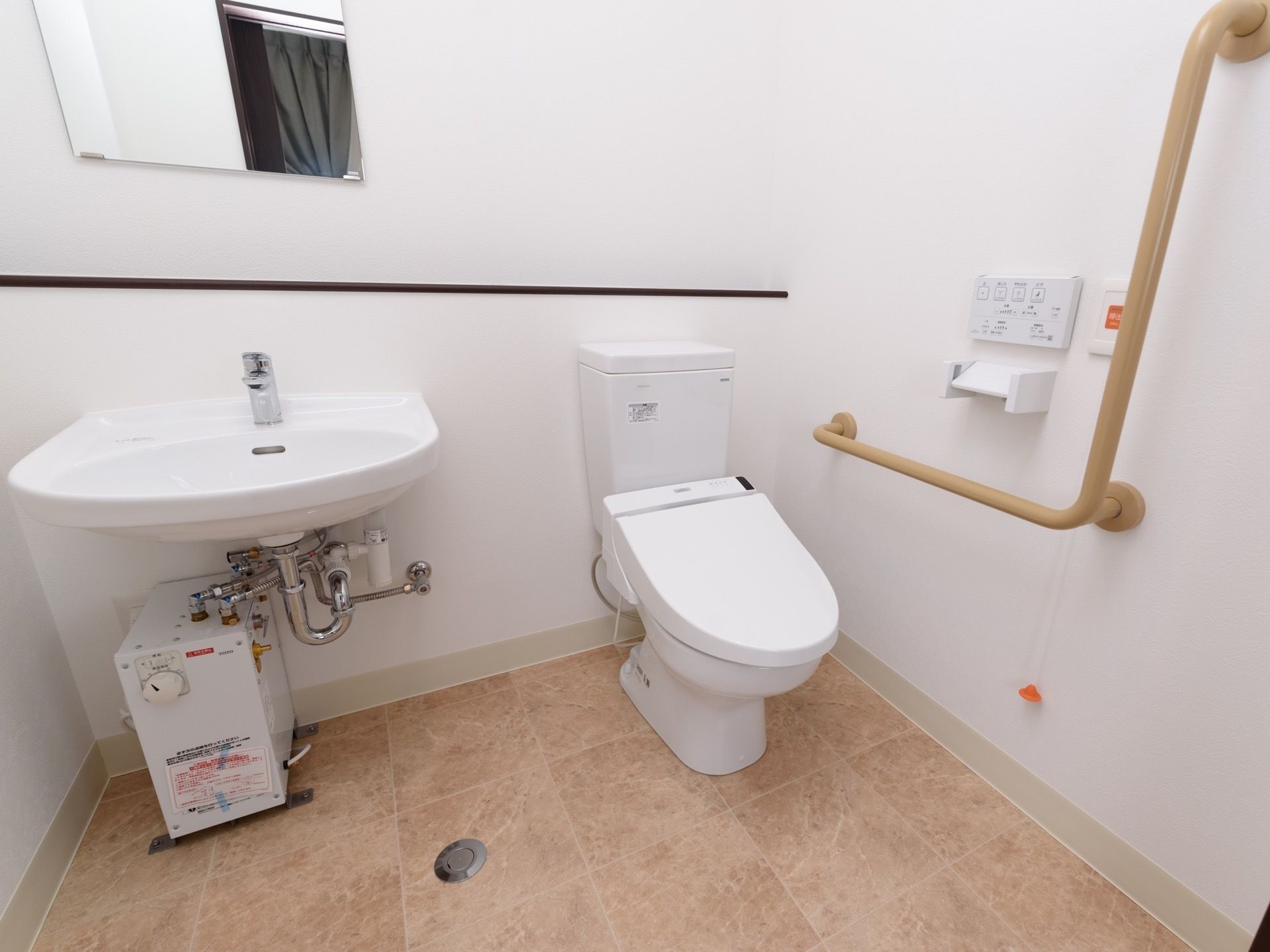 広々としたトイレを設置している。Ｌ字型に手すりを設置しており、立ち上がる際に体を支えることができる。