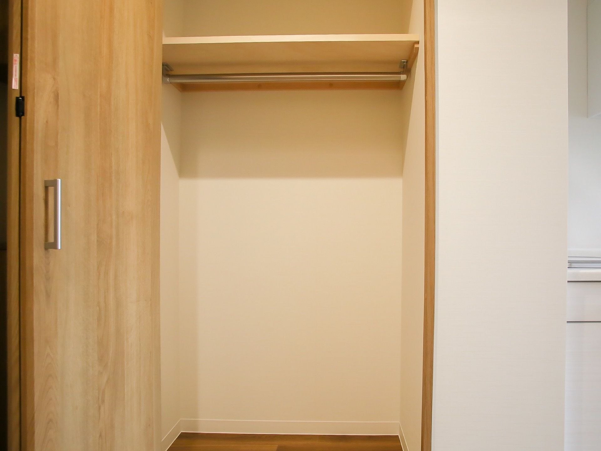 洋服や荷物の収納用に、大きなクローゼットを備えている。ハンガーには、コートやワンピースなどを掛けることができ便利である。