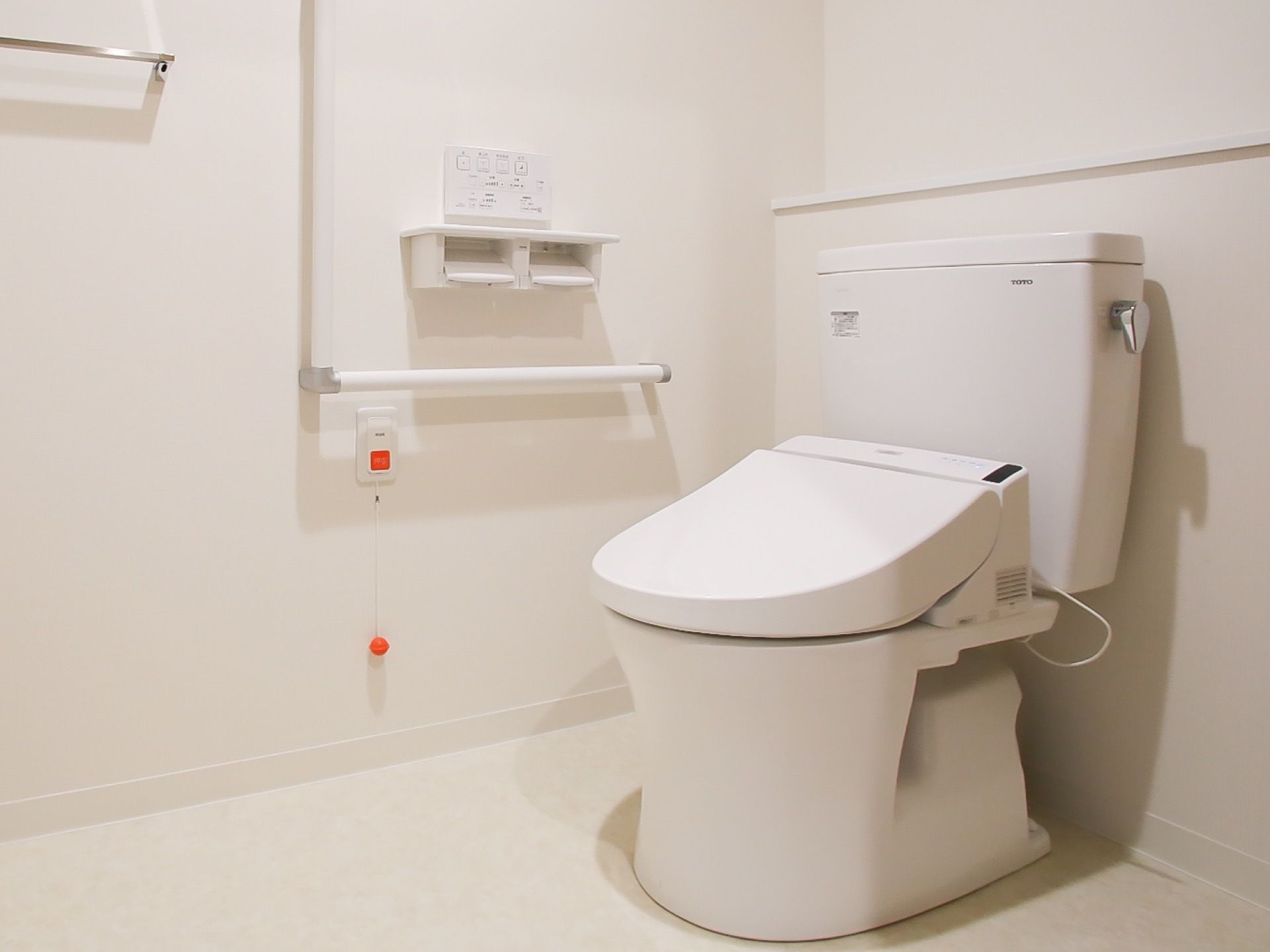 白を基調とした清潔感のあるトイレである。ナースコールを備え、急な体調不良時には、職員が駆けつけるため安心して利用することができる。