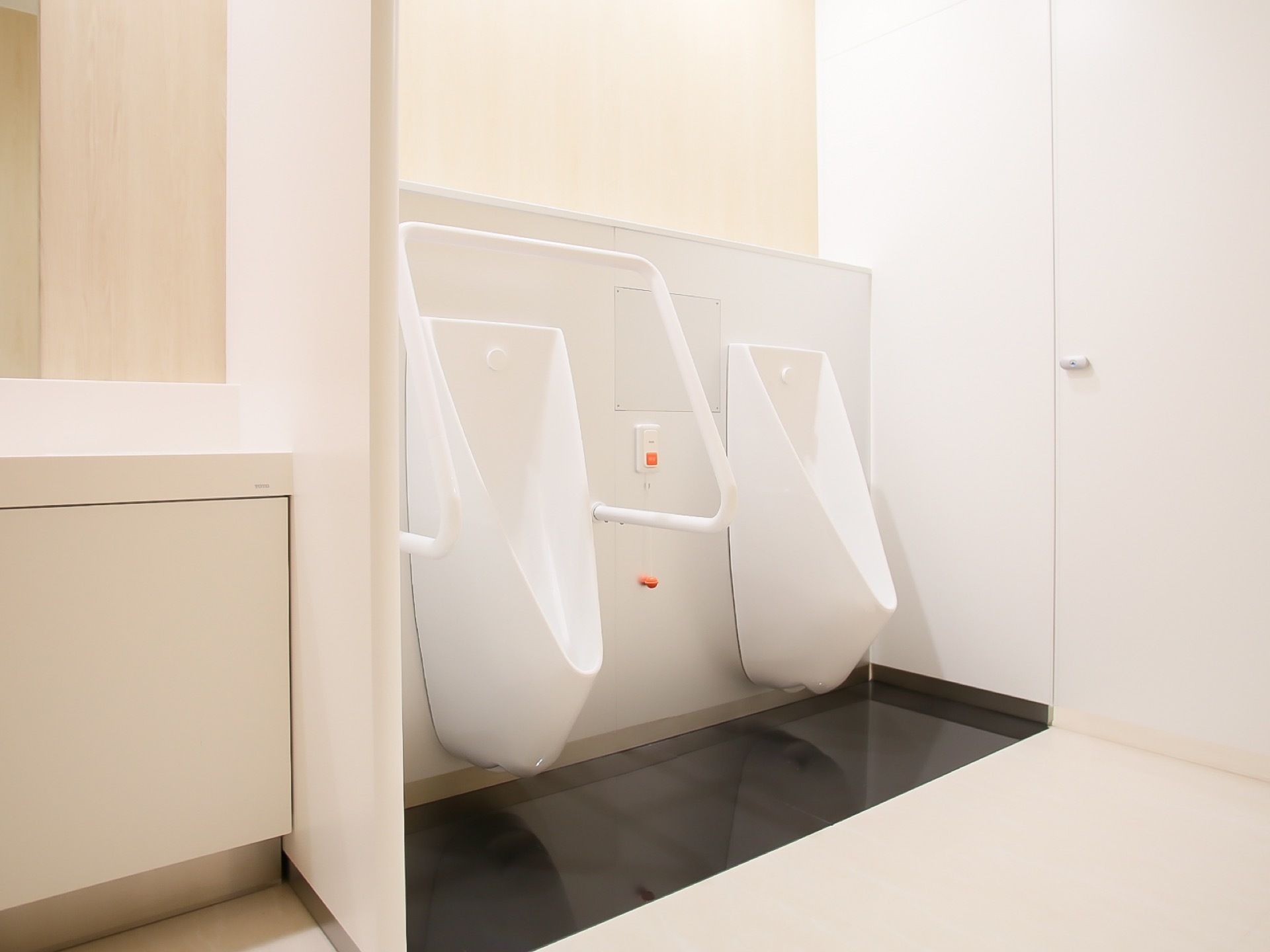 個室用のトイレの他に、男性用のトイレを2つ設置してる。個室トイレと分けることで、利用時の混雑を防止することができる。