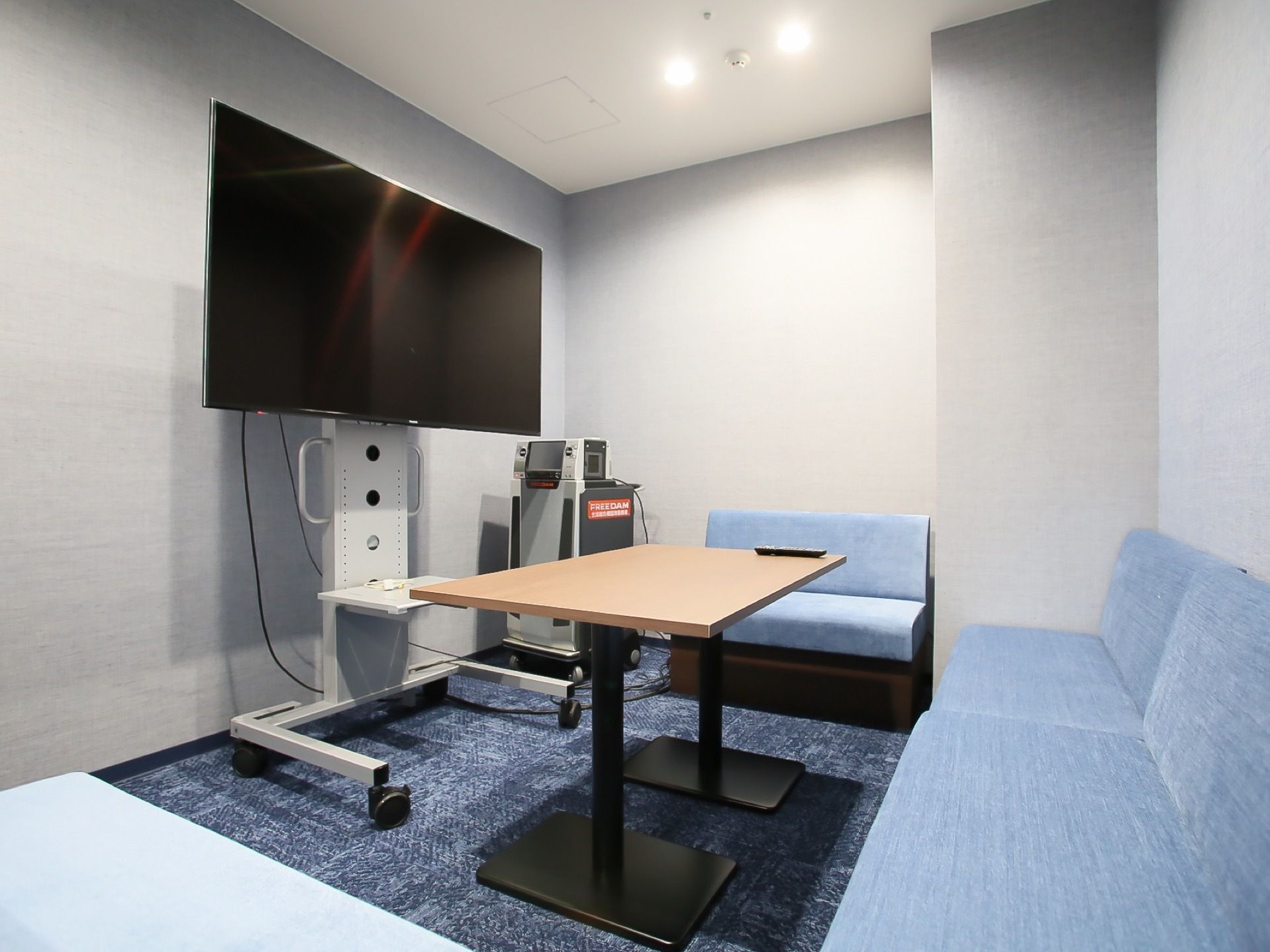 カラオケルームを備え、コミュニケーションの場として活躍している。大きな声を出すことで気分転換につながり、リフレッシュすることができる。