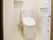 温水洗浄便座を備えたトイレは、手すりやナースコールを設置している。安全に利用できる環境を整え、自立した生活を楽しむことができる。