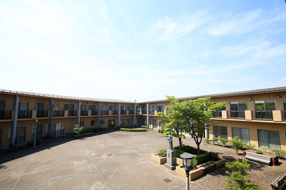 広々とした中庭のある施設