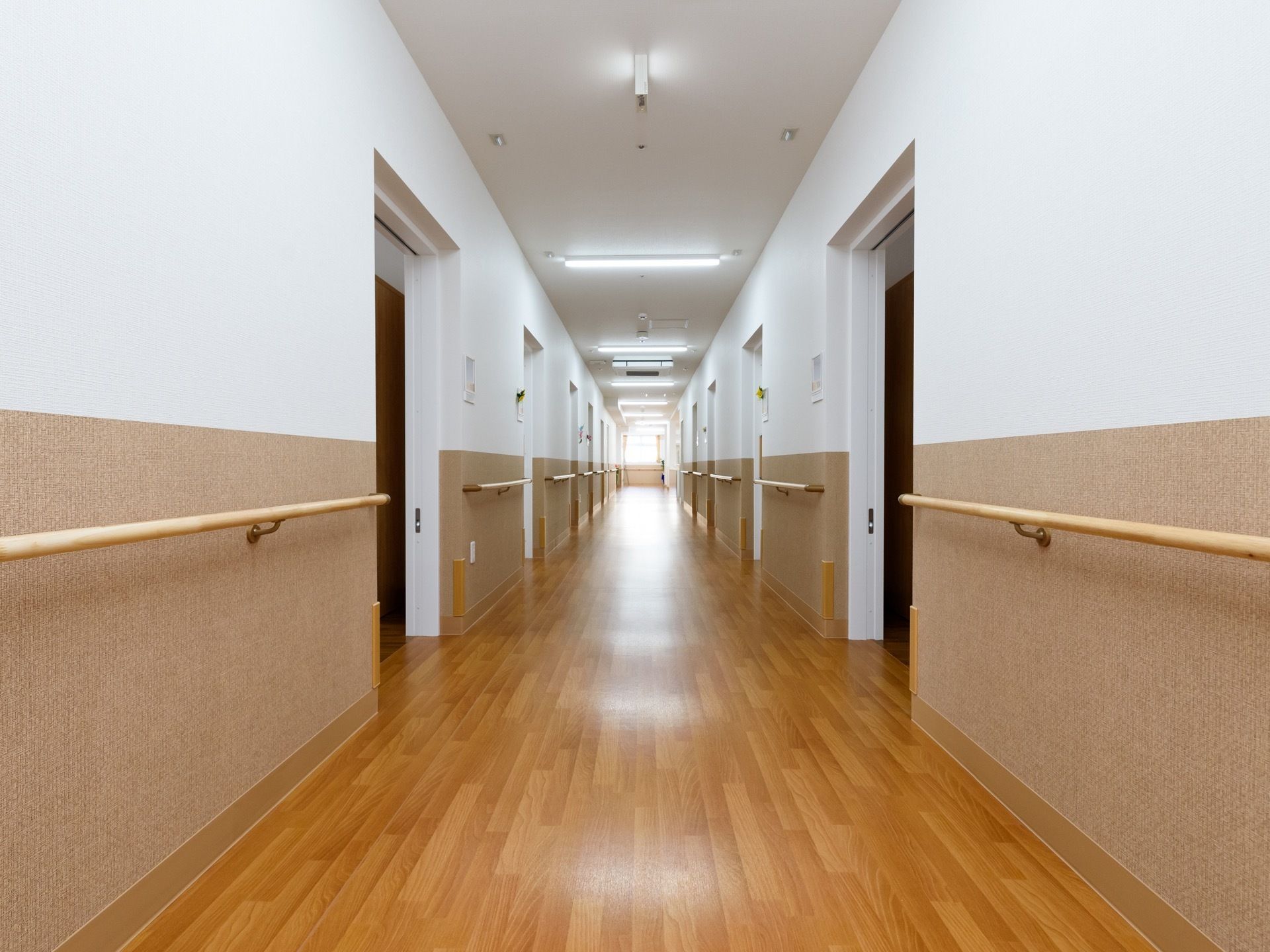 廊下は、安全に通行できるように広い幅を確保している。壁全面に手すりを設置しており、移動する際に体を支えることができる。