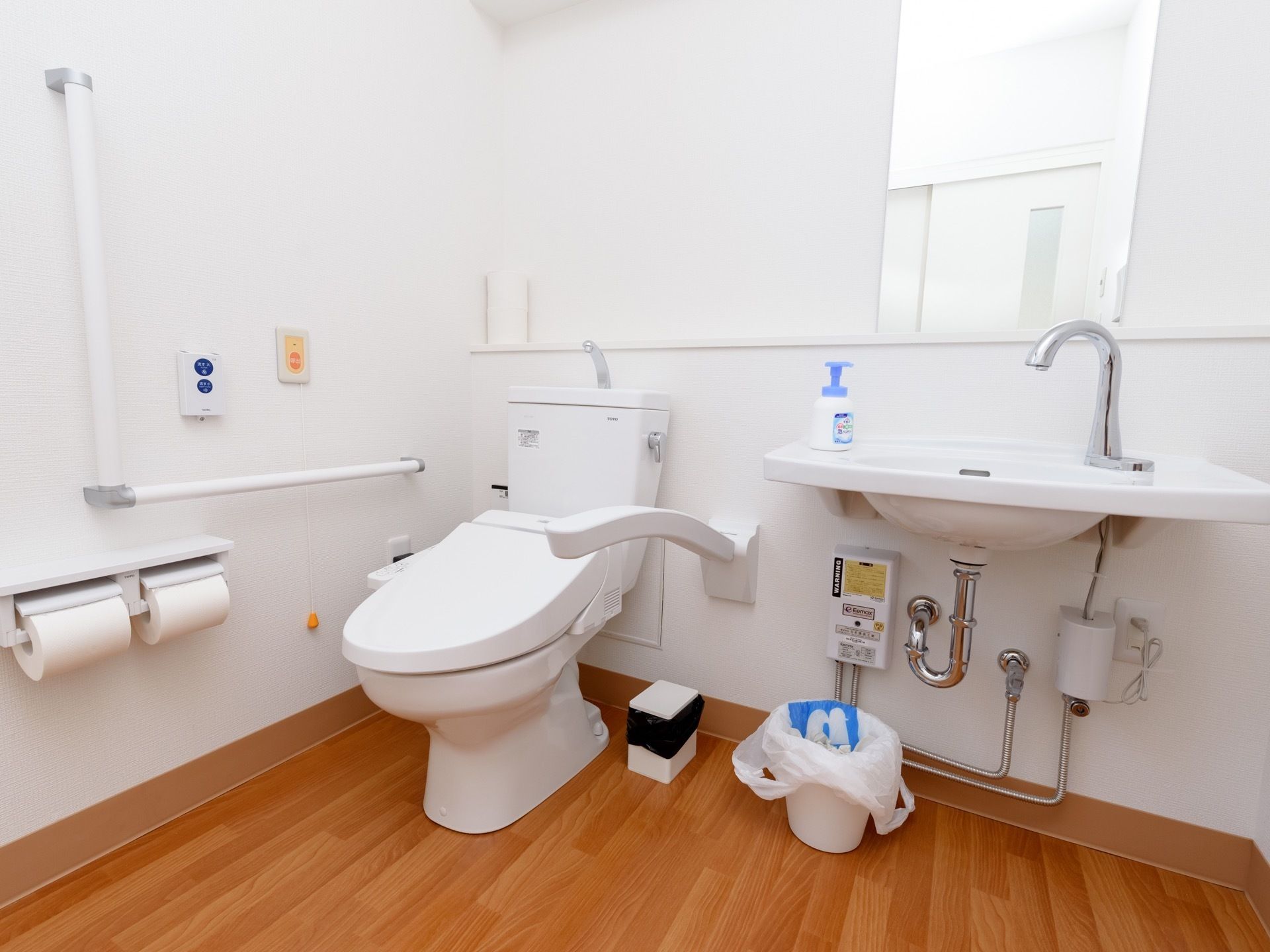 清潔感のある広いトイレを設置している。便器の両側に手すりがあり、立ち上がる際に体を支えることができる。