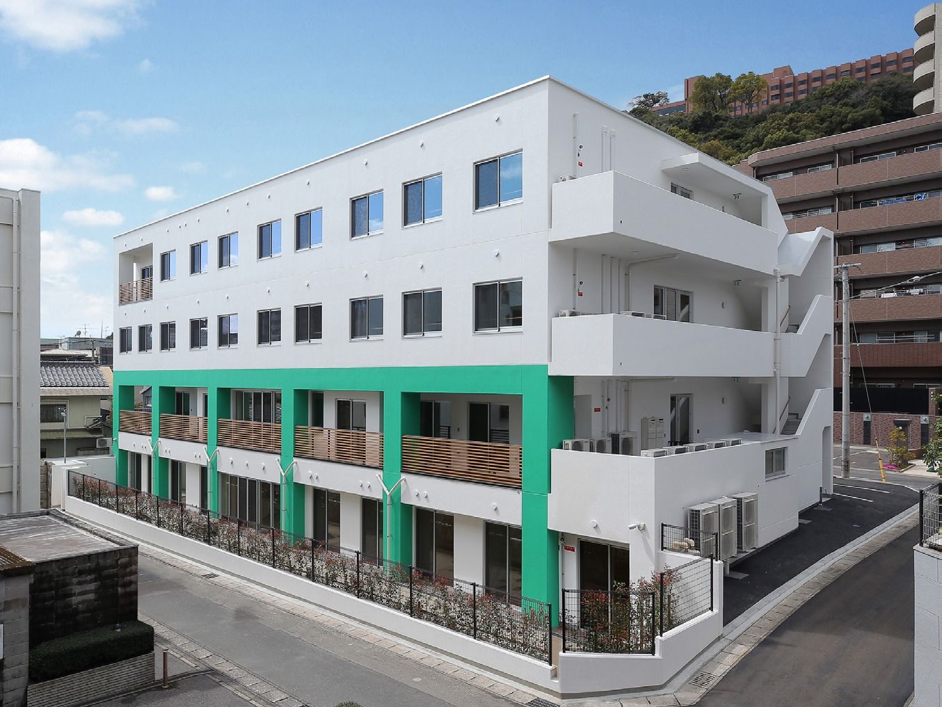 一階の外壁や、二階の外階段壁に室外機が設置されている建物