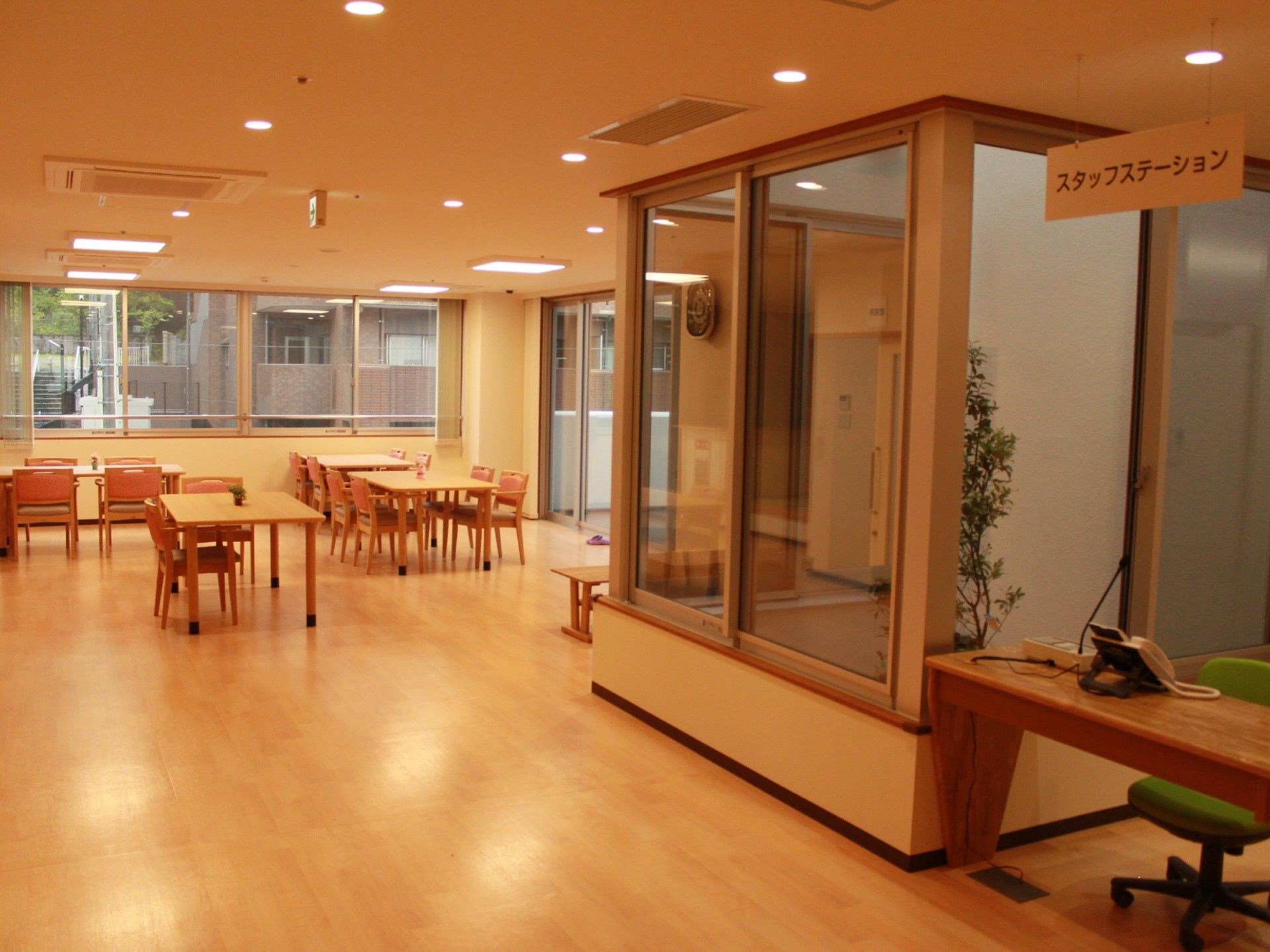 ダイニングの一角に、スタッフステーションが設置されている部屋