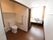居室に備えつけられたトイレの出入口はカーテンタイプである。洋式便座を完備している。壁側に手すりが設置されている。