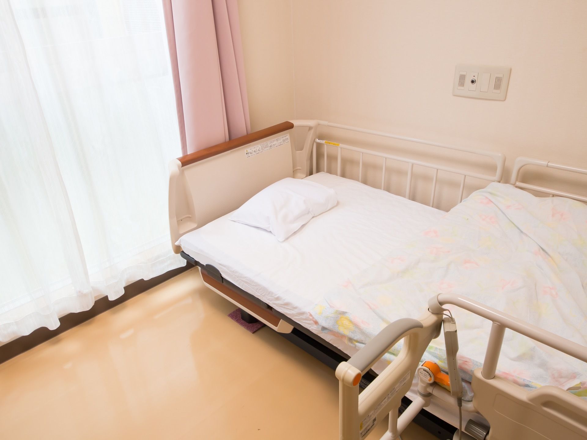 快適な生活を送れるように電動ベッドを設置している。できる範囲で自立できる環境を整え、活動的に過ごせ、健康長寿につながるように心がけている。