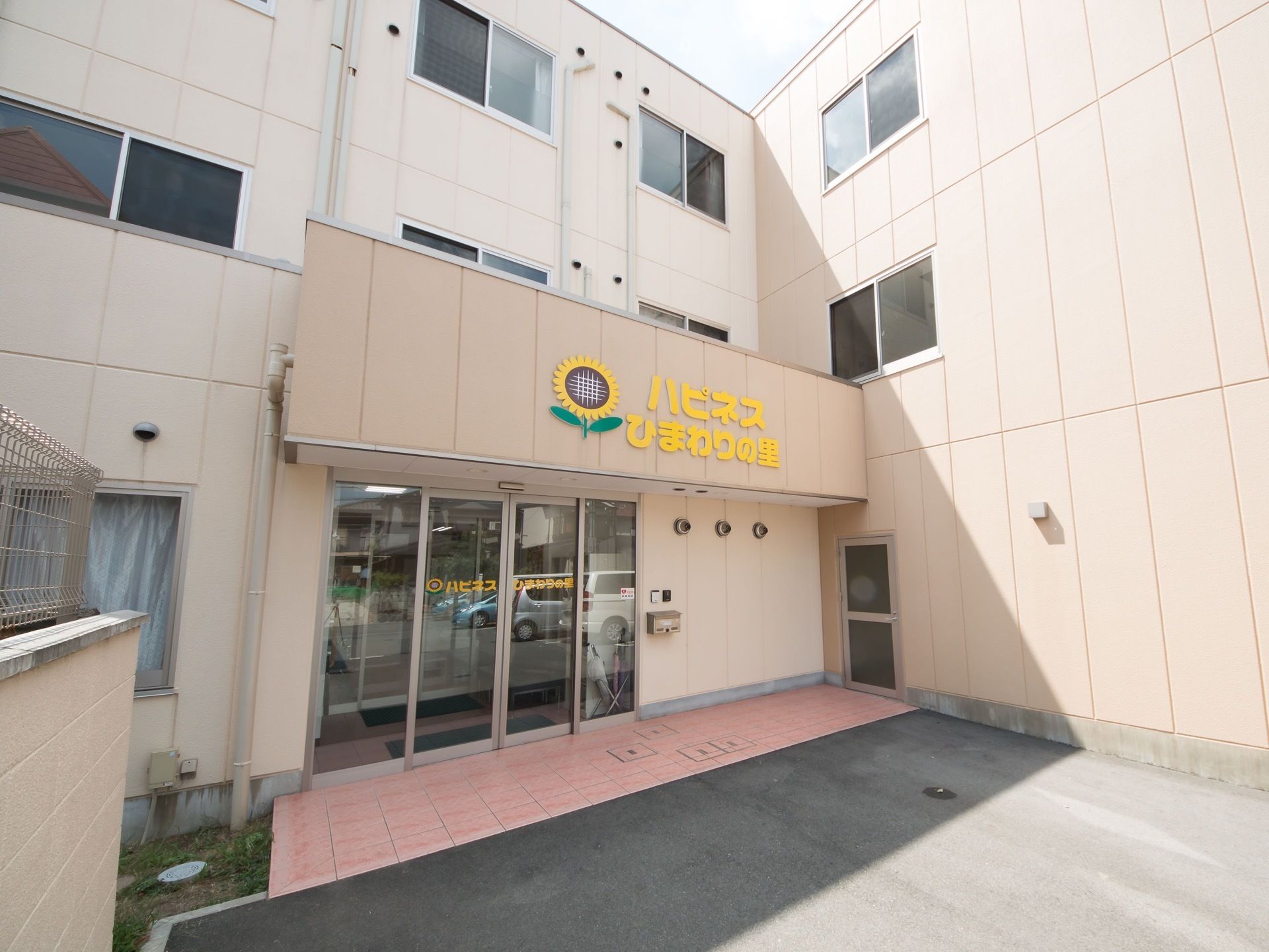 3階建ての当施設には、施設名が分かるように大きく表示している。入口は自動扉のため、車椅子でも自由に出入りすることができる。