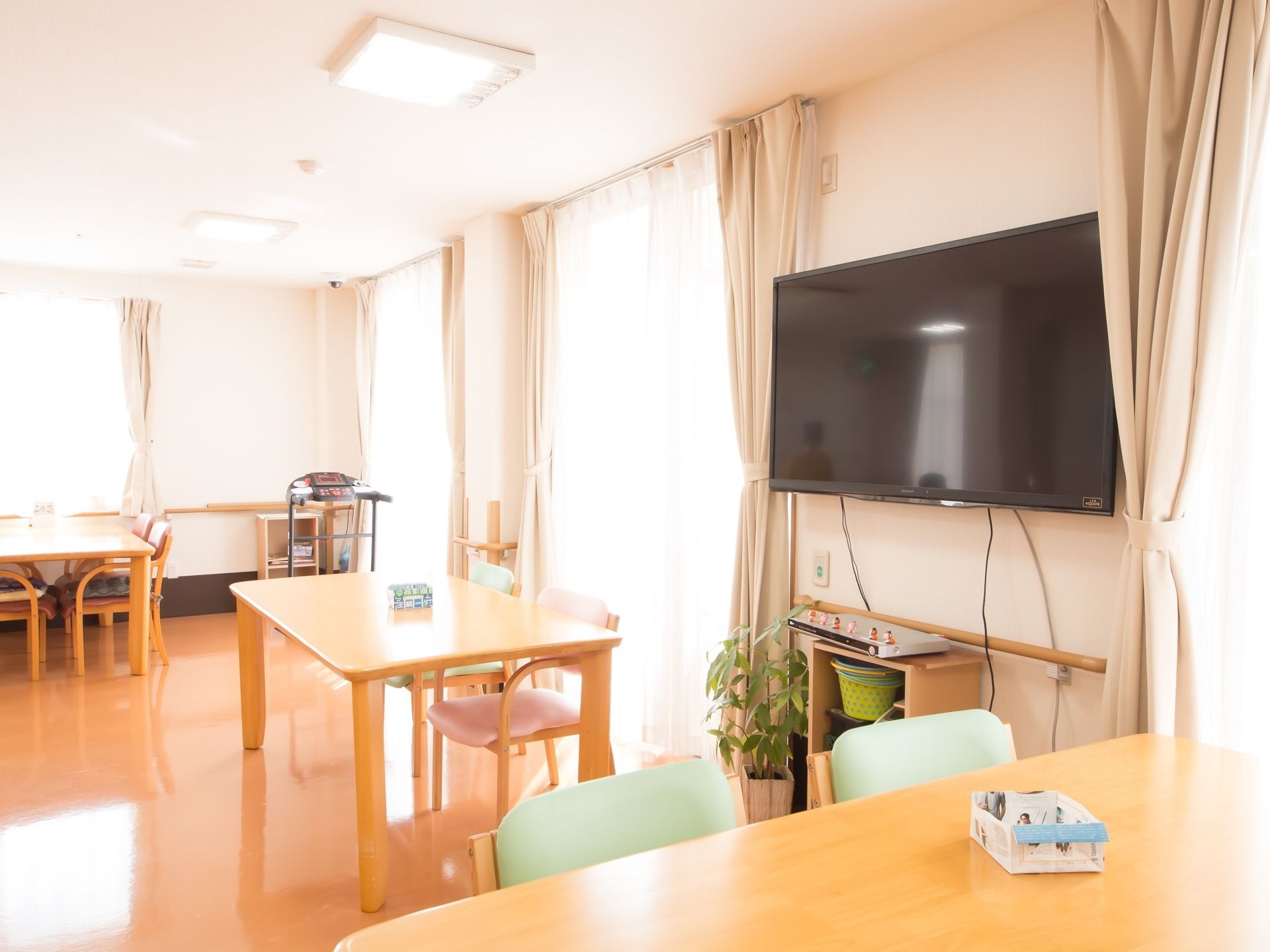 テレビやダイニングセットを設置し、食堂兼リビングルームとして使用される。大きな窓からは自然光を十分に取り込め、明るく開放的な空間である。