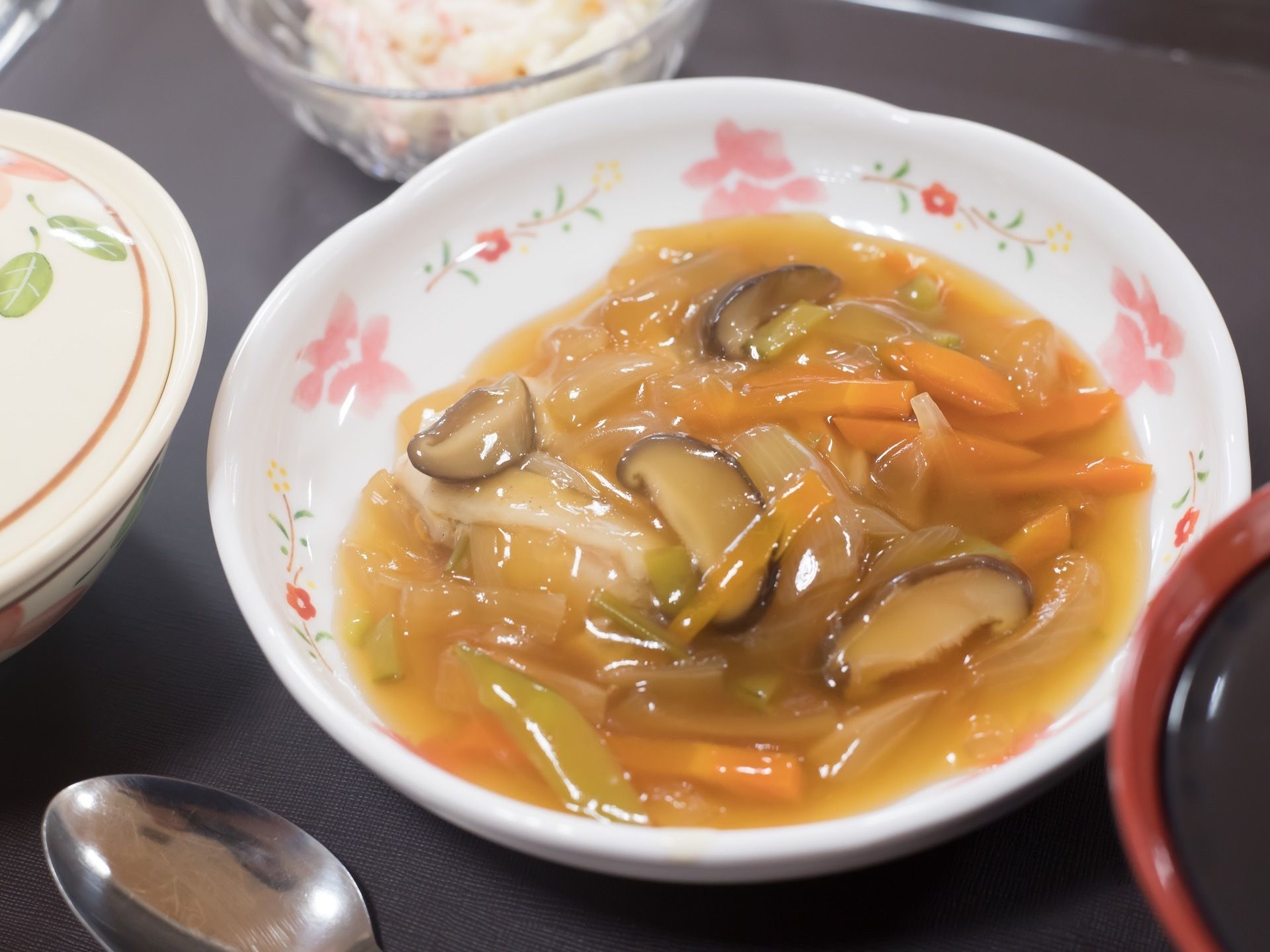 あんかけ風にすることで、食べやすくしている。食べることで健康維持につながるように、さまざまな工夫をしている。