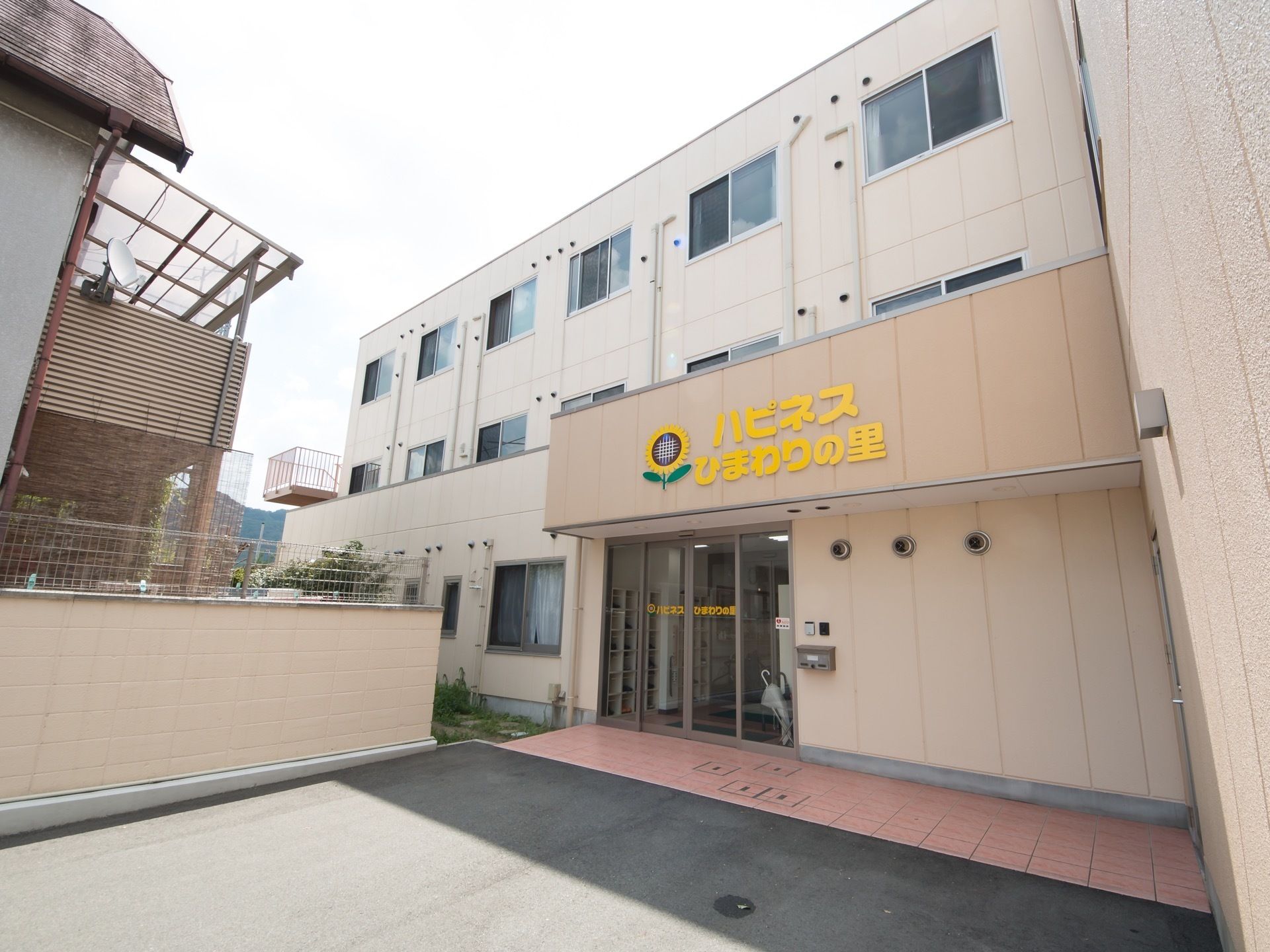 周辺は山や緑がある静かな住宅環境である。四季折々の変化を楽しむことができ、心豊かに過ごすことができる。