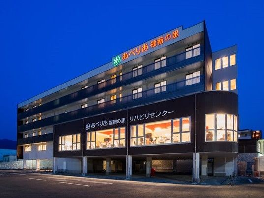 夕暮れにたたずんでいる建物の様子。中に明かりがついていて温かみがある感じが分かる。